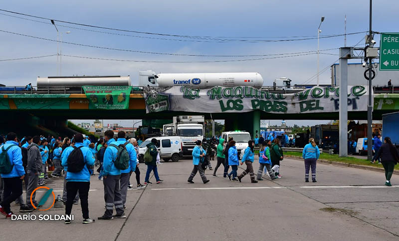 Olla popular y asambleas de los trabajadores del transporte en Circunvalación y Perón