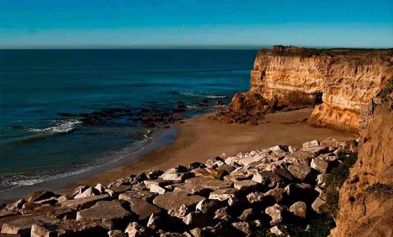 Encontaron el cuerpo de mujer en una playa e investigan si se trató de un femicidio
