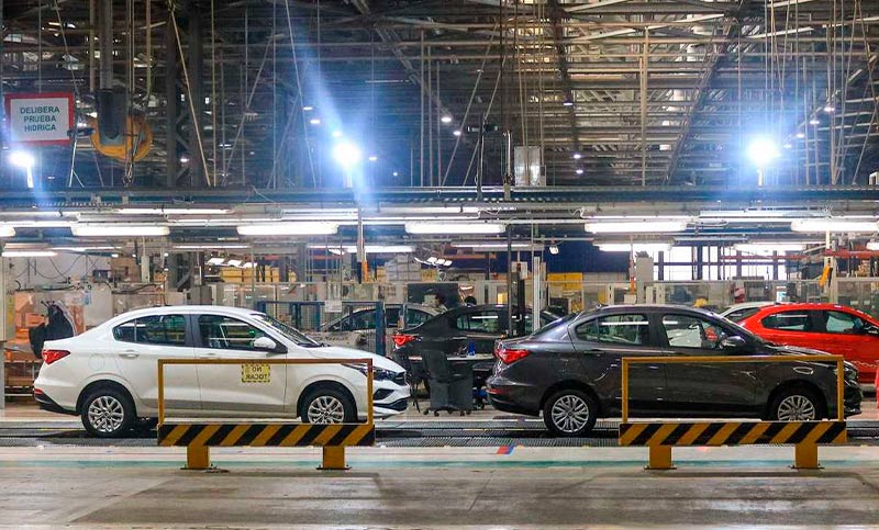 Automotrices paralizan sus plantas en medio de la caída de las ventas
