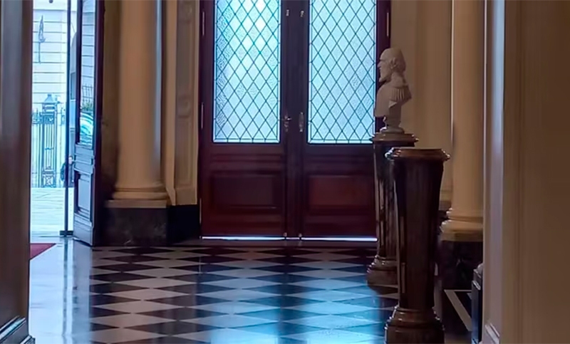 Milei encabezará un acto en Casa Rosada, donde inaugurará un busto de Carlos Menem