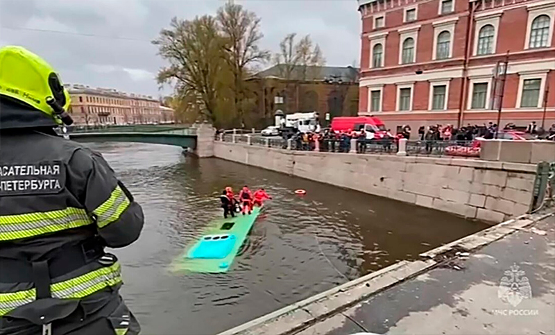 Un colectivo perdió el control y cayó en un río de la ciudad de San Petersburgo