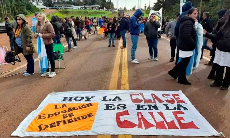 Escala el conflicto en Misiones: mientras continúa la protesta policial, los docentes cortan un puente