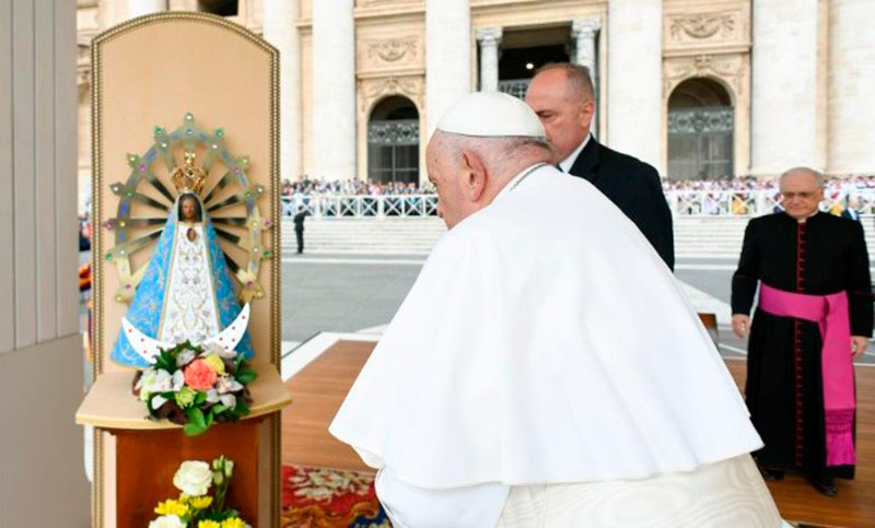 El Papa rezó por la Argentina ante la imagen de la Virgen de Luján