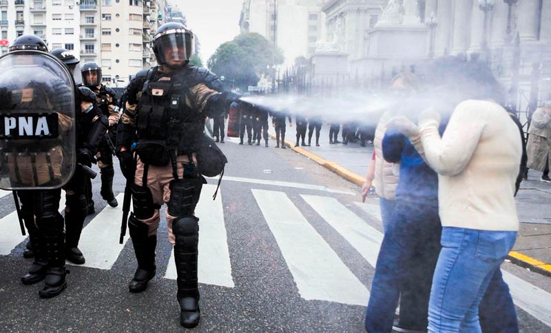 El CELS llamó a investigar la feroz represión en el Congreso y denunció la detención de gente «al voleo»