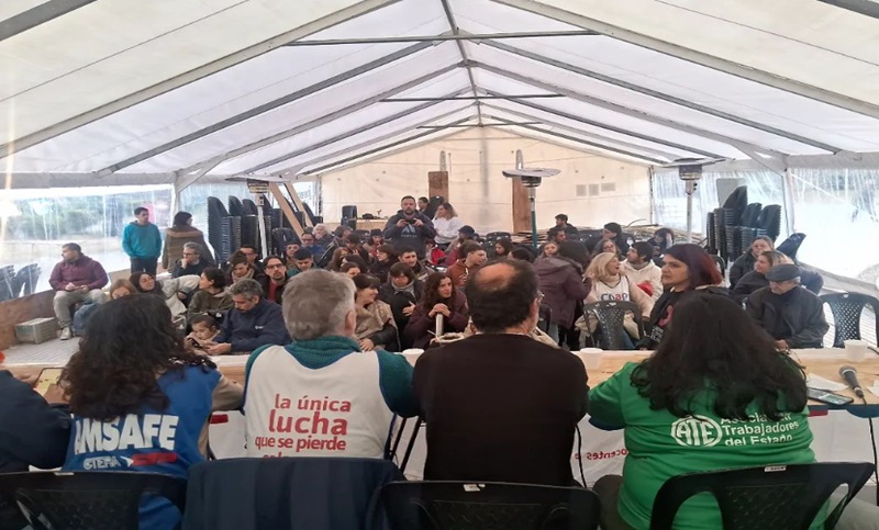 Docentes universitarios realizaron una nueva carpa blanca en defensa de la educación pública en Rosario