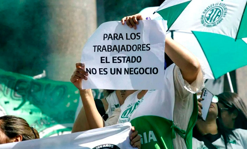 Ya hubo más de 2.300 despidos de trabajadores estatales durante el fin de semana