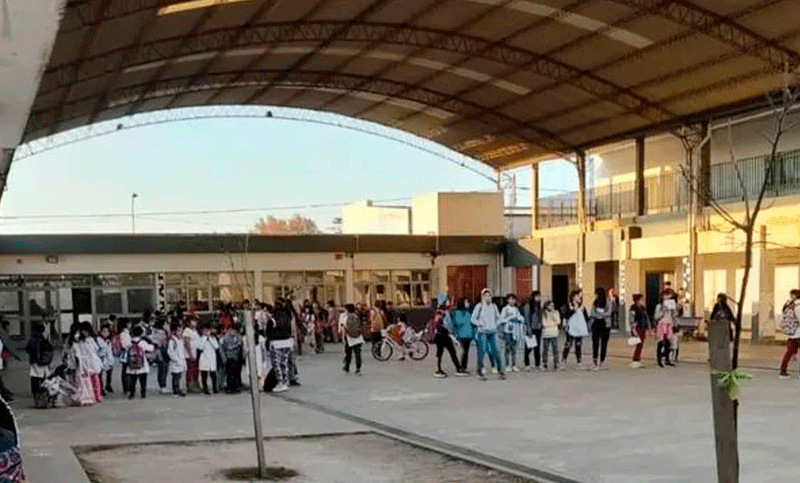 Se cayó una reja en una escuela de Fray Luis Beltrán y ocho alumnos resultaron golpeados