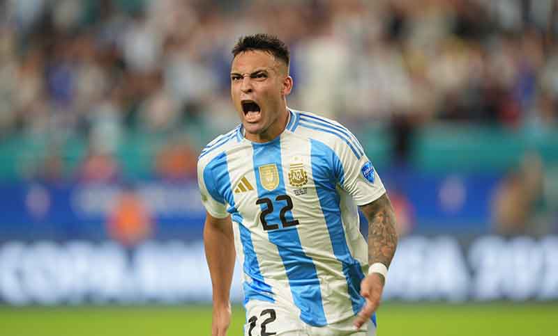 Con un Lautaro intratable, Argentina fue superior, le ganó 2 a 0 a Perú y quedó primera en su grupo