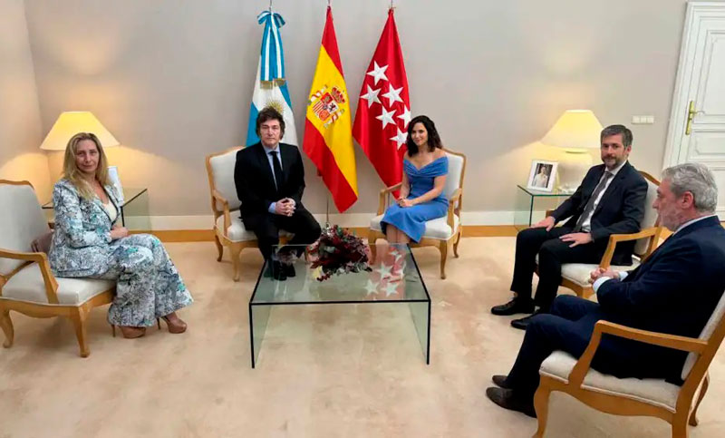 El gobierno español cuestionó el premio que recibirá Milei, que también fue rechazado por la Casa Real