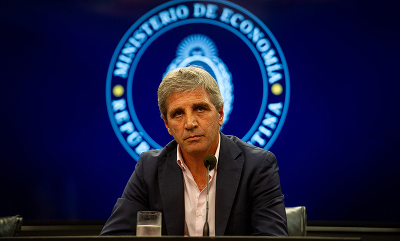 Un informe asegura que Caputo y Milei gastaron más que Guzmán y Massa en intervenciones cambiarias