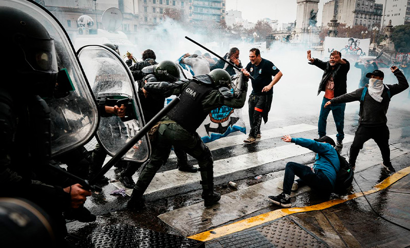 El Gobierno festeja la represión en el Congreso y denunció un intento de golpe de Estado