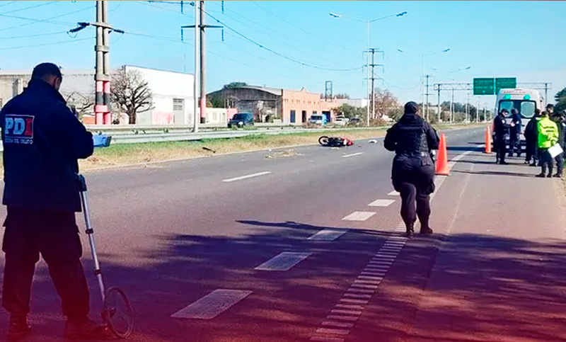 Siniestro fatal en Circunvalación: falleció una motociclista al chocar contra un camión