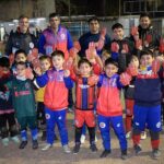 Ex jugadores de Tiro Suizo entregaron canilleras confeccionadas con tapitas recicladas a chicos de las inferiores