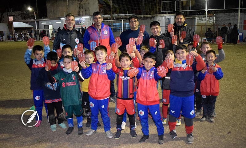 Ex jugadores de Tiro Suizo entregaron canilleras confeccionadas con tapitas recicladas a chicos de las inferiores