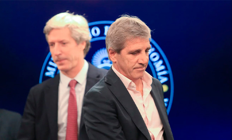 Caputo a los banqueros: el peso “será una moneda fuerte” y no desaparecerá, en medio de una creciente devaluación