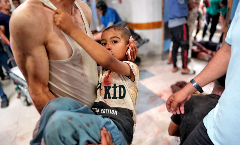 Las Fuerzas Aéreas israelíes matan a tres civiles, incluido un bebé, en el centro de la Franja de Gaza