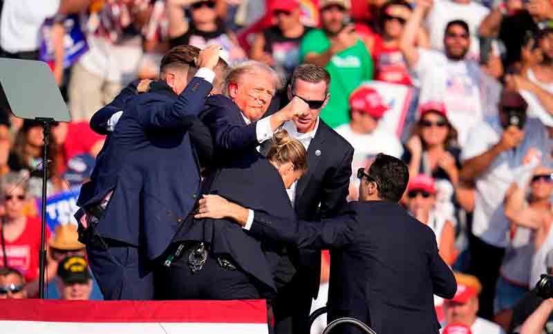 Trump fue herido en su rostro y retirado de un acto en medio de un tiroteo en Estados Unidos