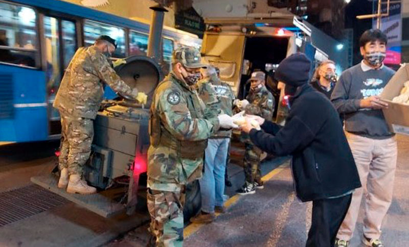 Ante las bajas temperaturas refuerzan el Operativo Invierno asistiendo a personas en situación de calle