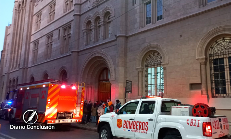 Principio de incendio en la Facultad de Humanidades y Artes: fue rápidamente controlado