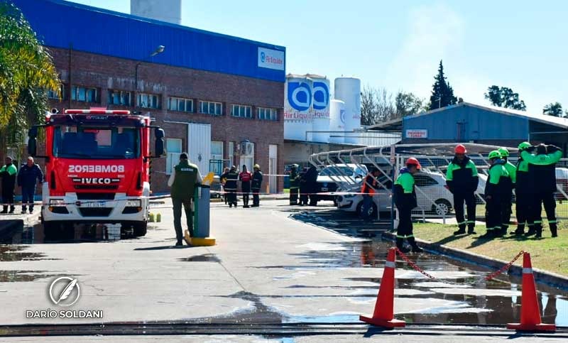 Se estrelló una avioneta contra una empresa en zona oeste: el piloto falleció y evacuaron el lugar por riesgos de estallidos