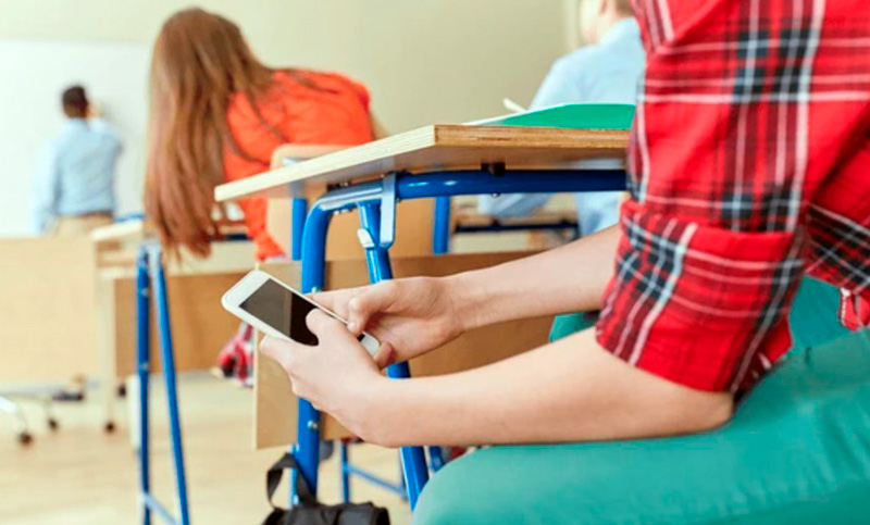Aumenta la prohibición de teléfonos celulares en escuelas de Estados Unidos por creciente preocupación por salud mental