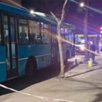 Atacaron a tiros un colectivo de la línea 146 cuando circulaba por barrio Tablada