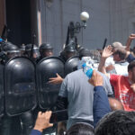 Disturbios y represión en la puerta de la Legislatura santafesina