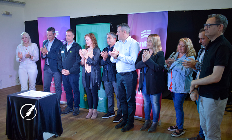 Firman un convenio para obras de agua potable en Pueblo Esther
