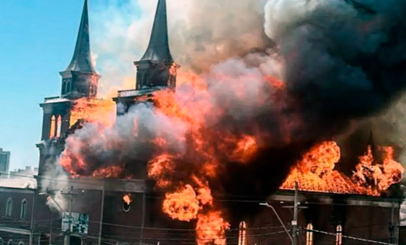 Voraz incendio consumió una iglesia chilena del siglo XVII