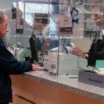 Los bancarios acuerdan un 2,7 % de aumento para octubre y lo ajustarán por inflación hasta febrero de 2025
