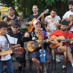 Manu Chao visitó la casa de Maradona y tocó para los vecinos de Fiorito: “¡Cuánta emoción!”