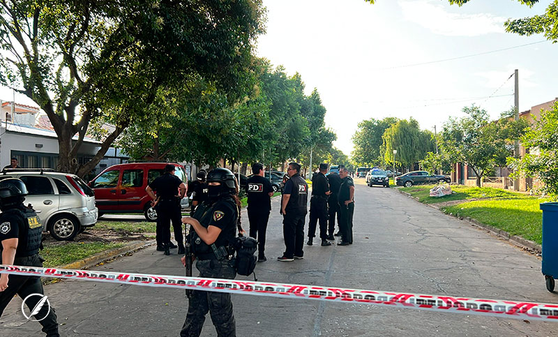 Un paciente psiquiátrico hirió a dos policías, a un bombero y se atrincheró en su casa de Granadero Baigorria