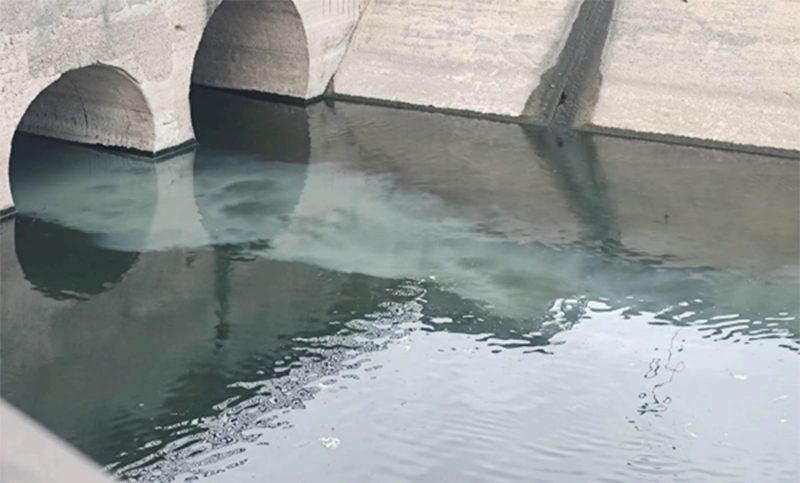 Denuncian la presencia de un líquido gris contaminante en el arroyo Ludueña