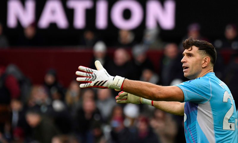 «Dibu» Martínez la rompió en el triunfo del Aston Villa contra el Manchester City en la Premier