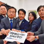 Partidos de oposición surcoreanos presentan una moción para destituir al presidente Yoon Suk-yeol