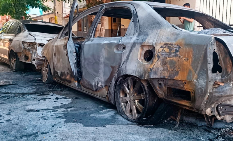 Frente a la cancha de Central: dos autos incendiados y un grafitti amenazante