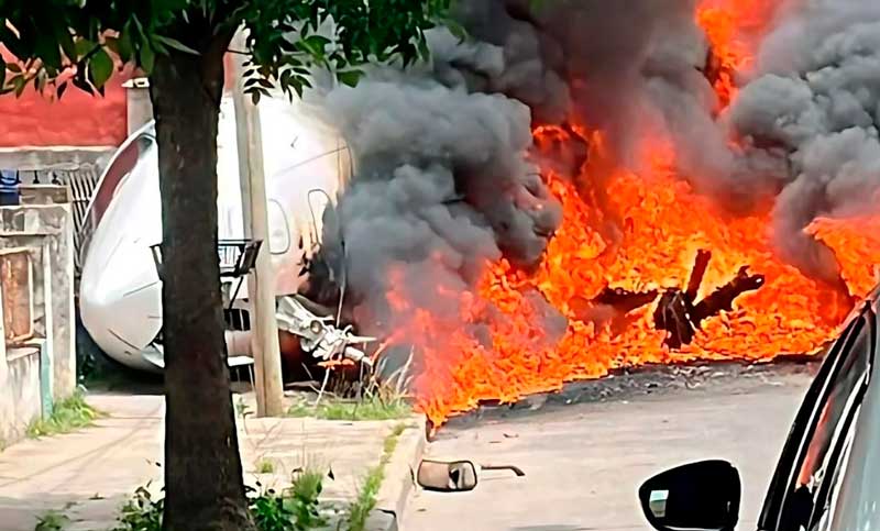 Un avión despistó en el aeropuerto de San Fernando, chocó contra una casa y se incendió: dos muertos