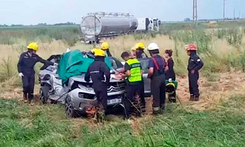 Una pareja que viajaba a Roldán para celebrar la Navidad murió al chocar su auto contra un camión