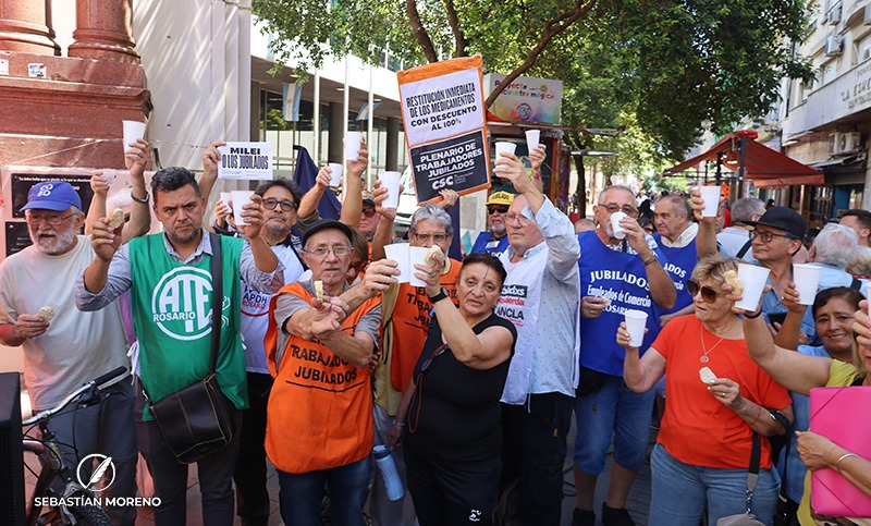 Brindis con pan y agua en San Martín y Córdoba: «Millones de jubilados no van a tener Navidad»