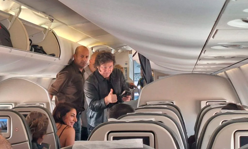 Milei dice que no se toma vacaciones, pero hizo un viaje al exterior cada siete días en su primer año de gobierno