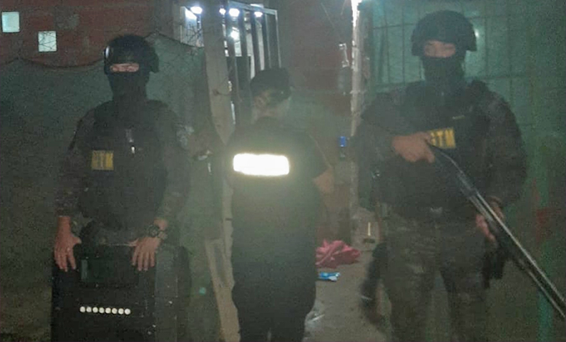 Detienen a diez policías del Comando Radioeléctrico por múltiples delitos