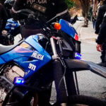 Cuatro policías detenidos: los acusan de allanamiento ilegal, plantar un arma y robarse objetos de la víctima