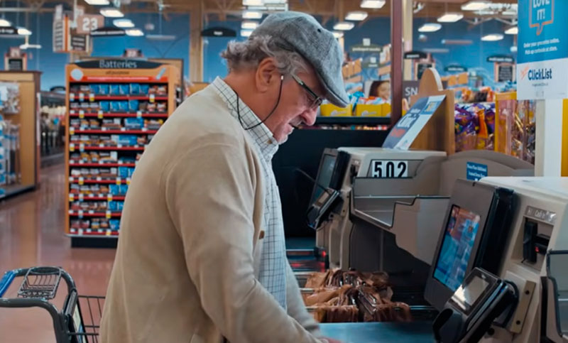 La película que muestra cómo algunos supermercados convierten a sus clientes en empleados robot