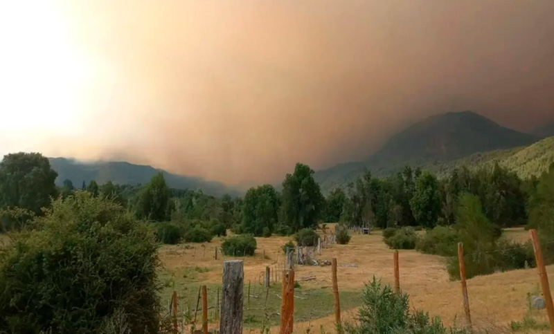 Incendio en el Parque Nacional Nahuel Huapi: humo en Bariloche y escasa visibilidad en la Ruta 40