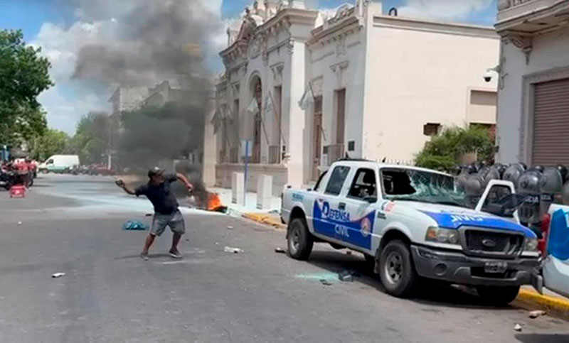 Incidentes frente a la Municipalidad de Moreno por el asesinato de un repartidor de 20 años