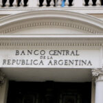 El Banco Central baja el ritmo de devaluación regulada del peso frente al dólar del 2 al 1%
