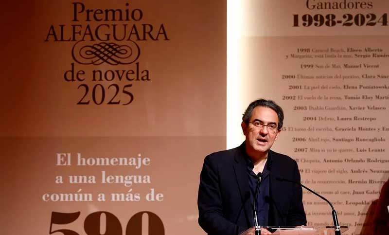 El argentino Guillermo Saccomanno recibió el Premio Alfaguara de Novela 2025 por “Arderá el viento”