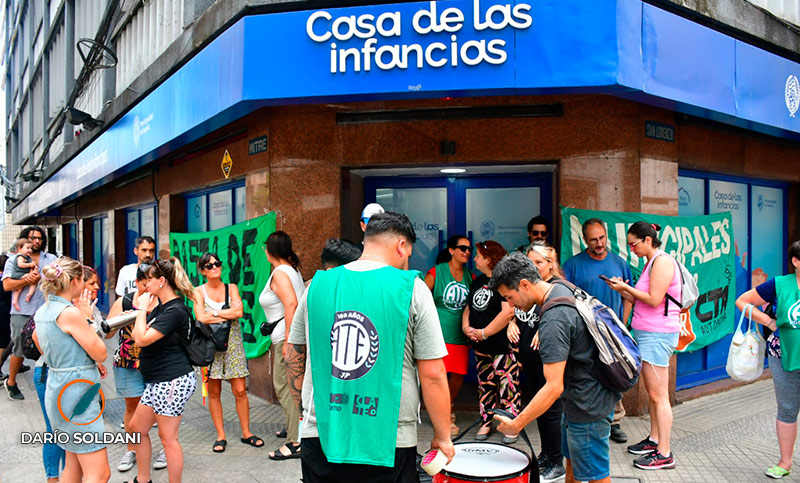 Denuncian el despido de dos maestras de los Centros Cuidar: «La Municipalidad tapa baches con contratos basura»