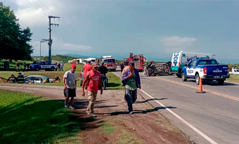 Dos autos chocaron de frente en Córdoba: hay un muerto y siete heridos 