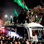 Despúes de que Hamas liberara tres rehenes, Israel hace lo propio con los primeros 90 prisioneros palestinos